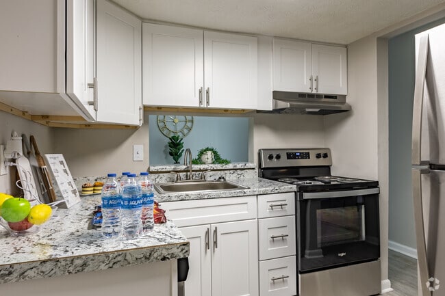 2BR, 2BA - 1090SF - The Cobb Apartments-Townhomes