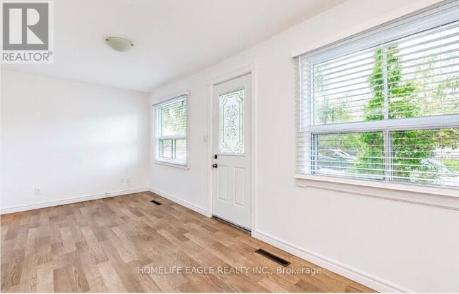 Photo - 142 Riveredge Dr