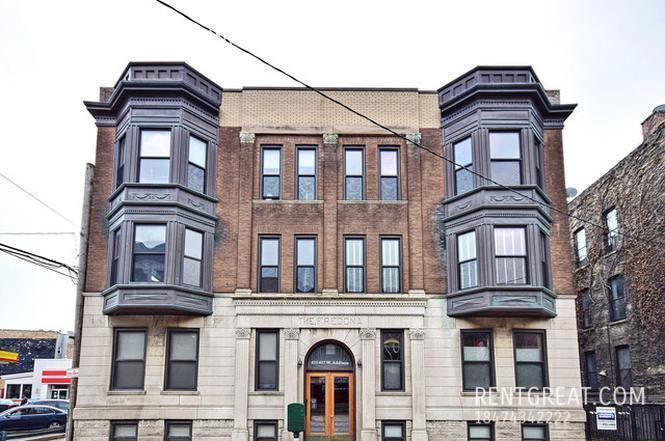 Photo - 815 W Addison St (Chicago, IL)
