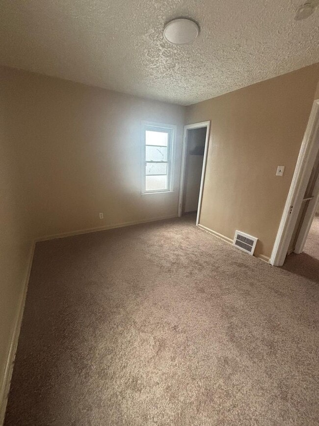 Photo - Cute 3 bedroom flexible and willing to work with lower credit scores