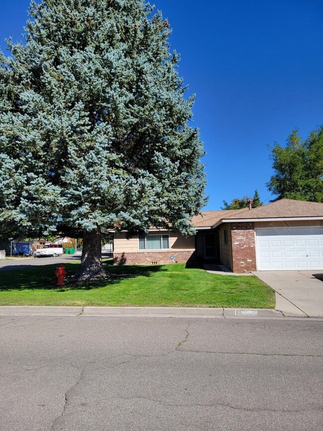 Building Photo - <b>Spacious West Side 4 Bedroom with Large Garage<br><br>