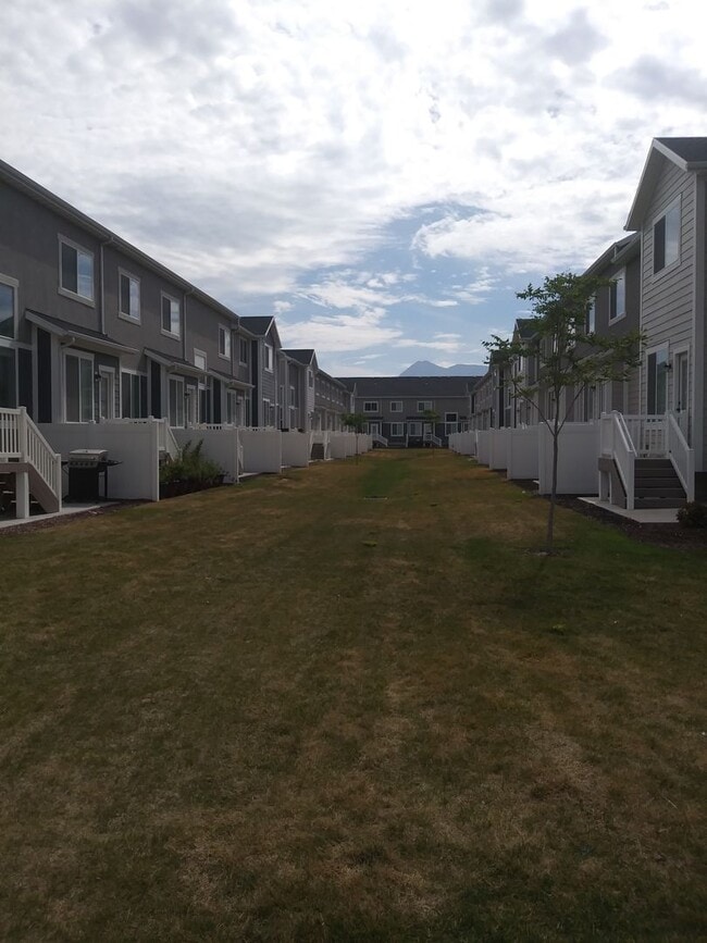 Photo - Holiday Move-In Special!! Beautiful townhome in Lehi. - 1/2 OFF First Month's Rent.