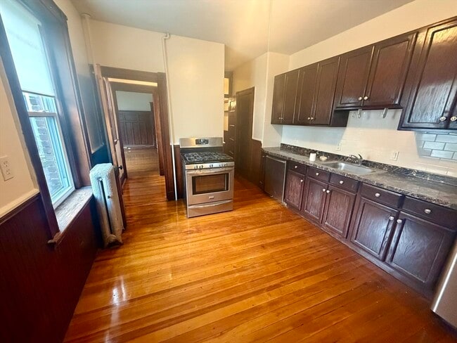 Building Photo - 807 Centre St Unit 4