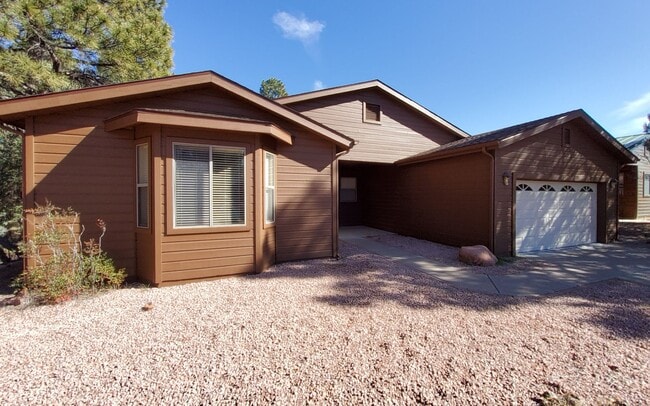 Building Photo - Three Bedroom Home