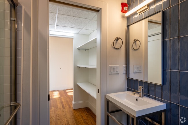 1BR, 1BA - 600SF