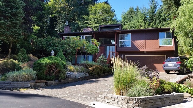 Building Photo - GEM in Somerset Bellevue, 4 beds/3 Baths w... Rental