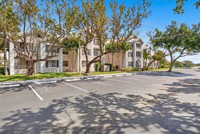 Building Photo - 2841 N Oakland Forest Dr Unit 110