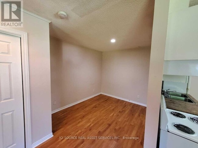 Photo - 20437 Yonge St