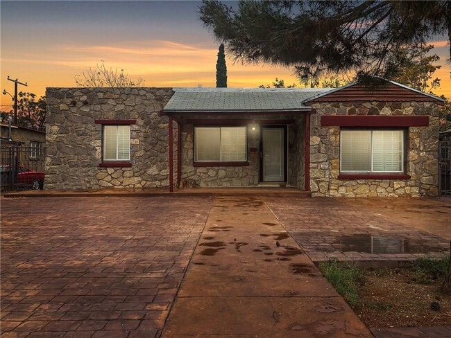 Building Photo - 2106 Arizona Ave Rental