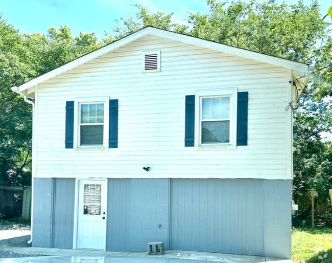 Building Photo - 127 E Woodrow St Rental