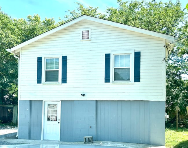 Building Photo - 127 E Woodrow St Rental