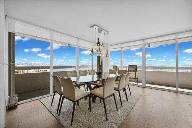 Photo - 1627 Brickell Ave Unidad 2507