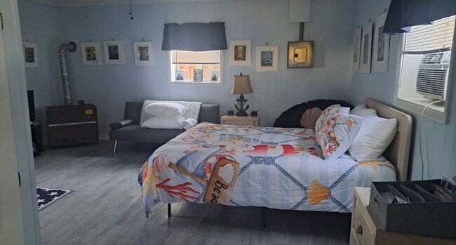 living area - 2315 Martins Point Rd Unit Martin's Point Cottage