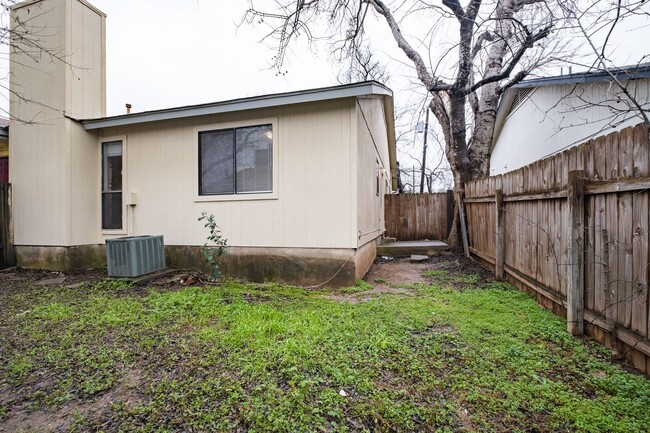 Photo - 3 Bedroom, 2 Bath Duplex in Round Rock with 1 Car Garage
