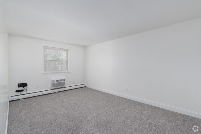 2BR, 1BA - 875SF - Primary Bedroom