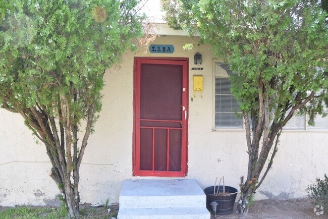 Building Photo - 1 BEDROOM WITH GRASS COURTYARD Rental