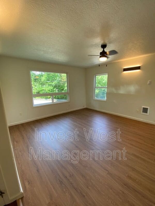 Photo - 524 NW Fargo St