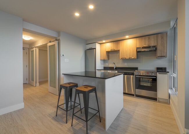 Building Photo - 5633-5633 Fenwick St Unit 804