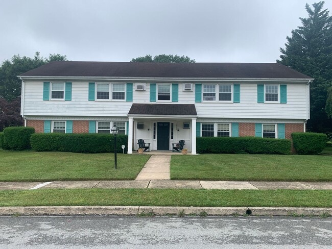 Building Photo - 2nd Floor 2 Bedroom Apartment W/ Parking S...
