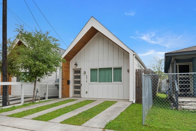 Building Photo - 5415 Margarita St