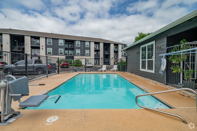 Piscina - Trails at River Road (Boerne Creekside)