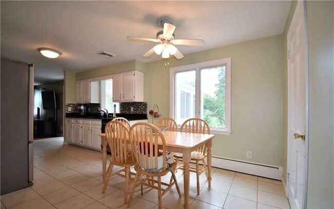 Kitchen - 25 Shelter Rock Rd