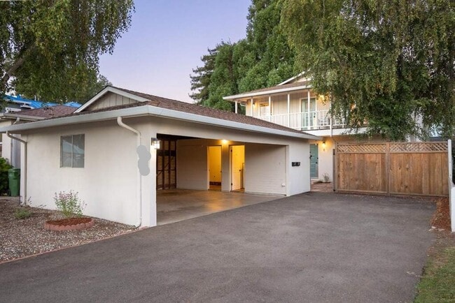 Building Photo - 616 Oak Dr Unit B
