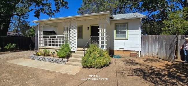 Building Photo - Large 1 bed 1 bath home on its own lot