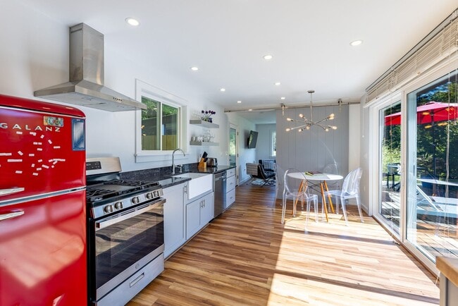 Photo - 5 month lease- Fully Furnished One bedroom...