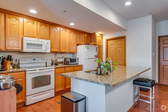 2BR, 2BA - 1,350SF - Kitchen - 625 Shepherd Ct
