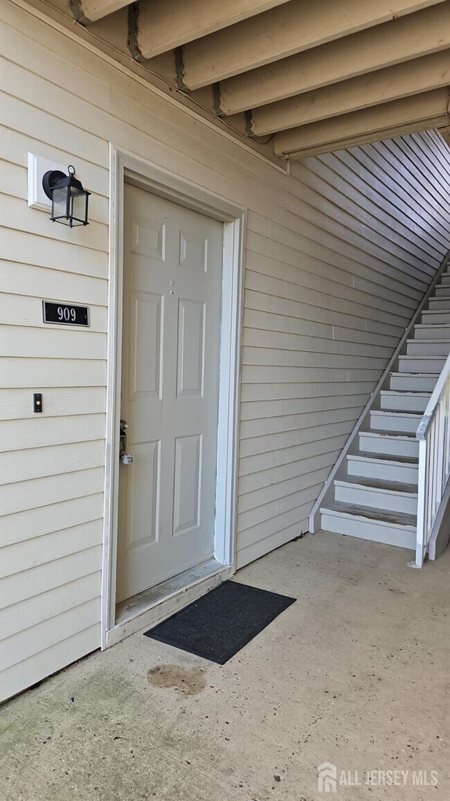 Photo - 909 Ravens Crest Dr