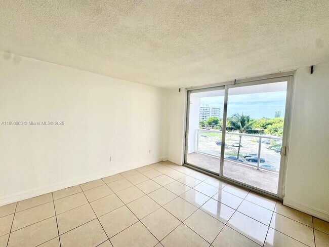 Photo - 1351 NE Miami Gardens Dr Unidad 403E