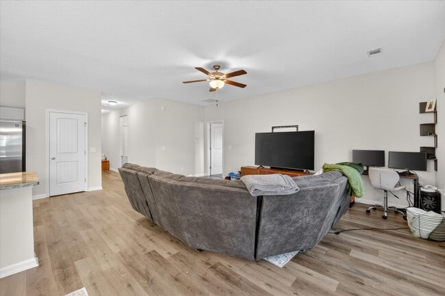 Photo - AVAILABLE MAY 2026  [PET FRIENDLY]