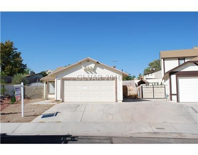 Building Photo - Single story with a large yard