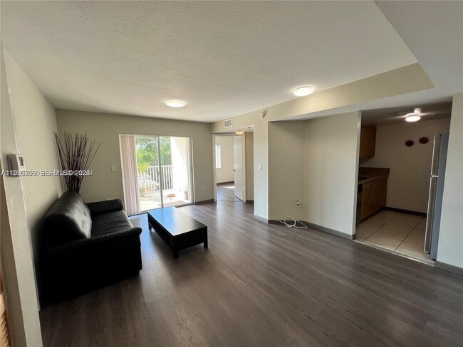 Photo - 637 SW 3rd St Unidad 306