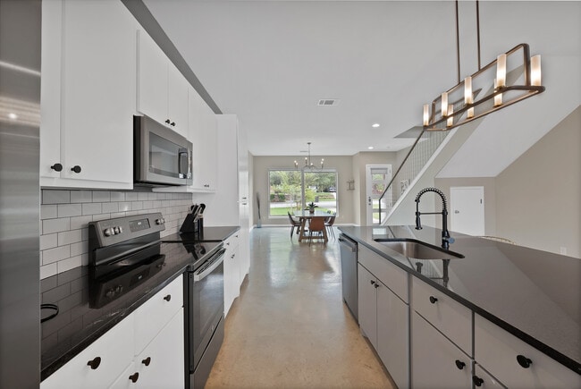 Photo - 4635 Calmont Ave