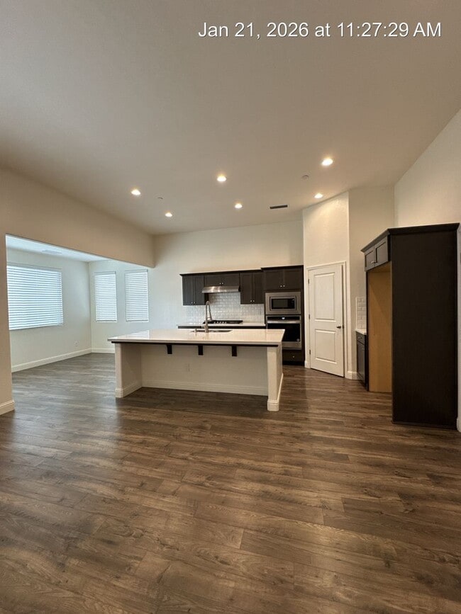 Photo - 4 Bedroom home located in Northside Visalia! Available Now!!