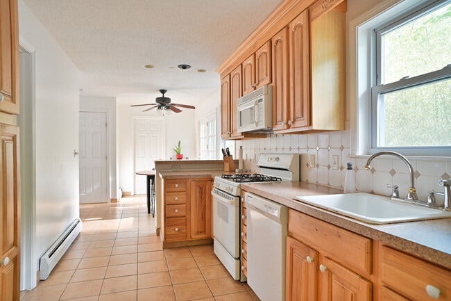 Kitchen left - 3 Linden Pl