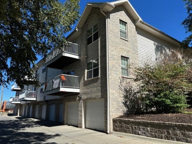 Photo - Square 131 - 4860 - 5 Plex