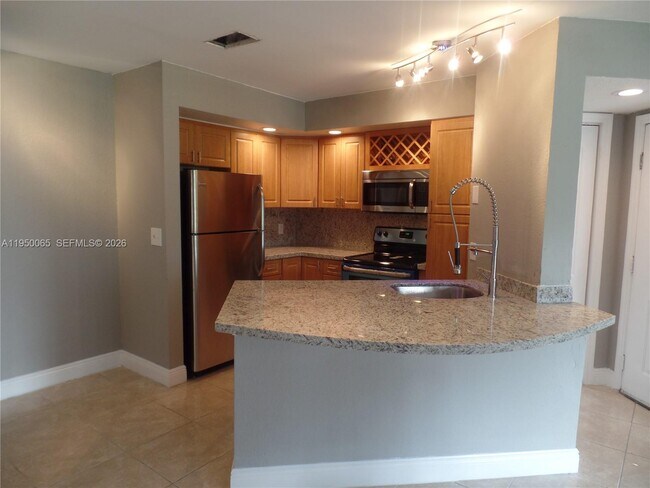 Building Photo - 3350 Pinewalk Dr N Unit 1415