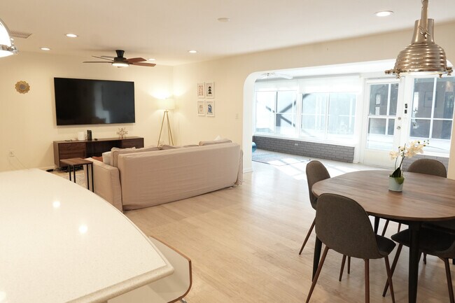 Photo - 2412 Clematis St