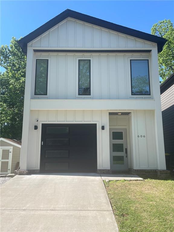 Photo - 606 W Maple St House