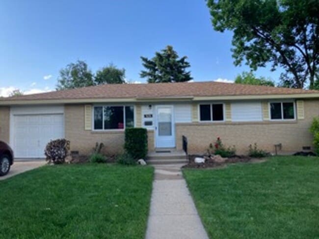 Building Photo - Light-Filled 3 Bedroom Home with Updated Finishes