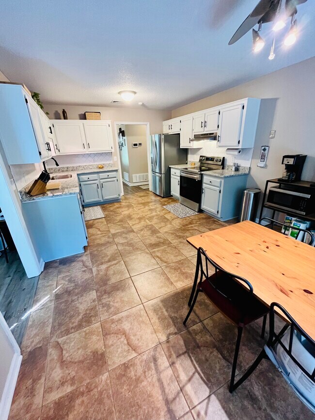 Photo - 428 Floyd Cir