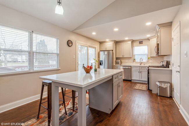 Photo - 2043 University Dr