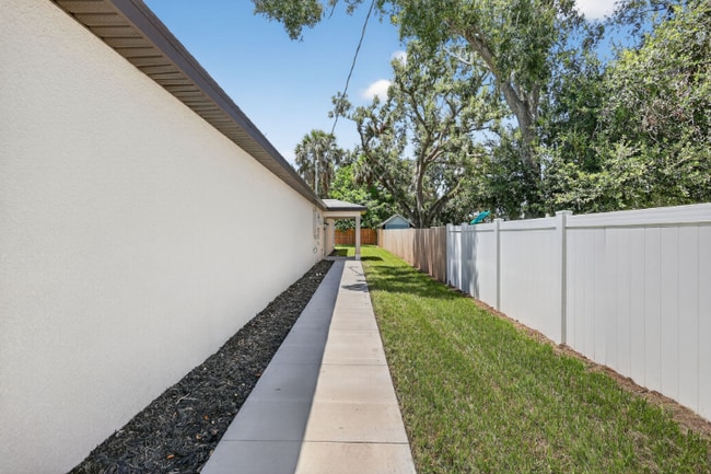 Photo - 916 23rd St E