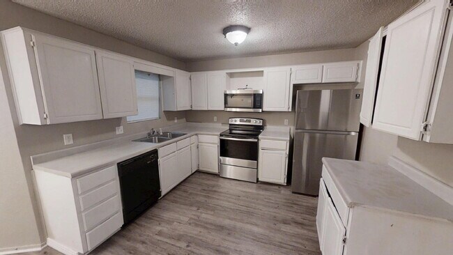 Photo - 2302 Traverse Dr