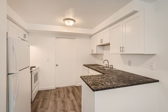 Building Photo - 2025 C St SE Unit B