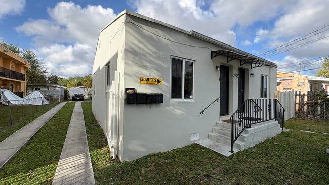 Building Photo - 2165 NW 23rd St Unit 2