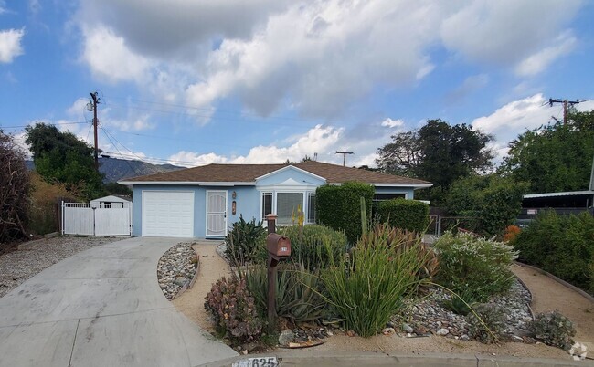 Building Photo - CUTE 2 BEDROOM HOUSE IN GLENDORA WITH LOTS...